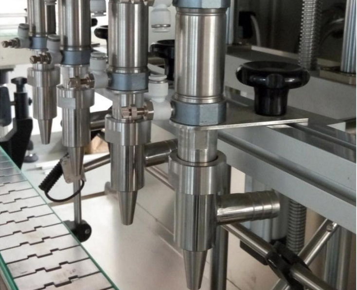 油類(lèi)灌裝生產(chǎn)線(xiàn)細(xì)節(jié)圖